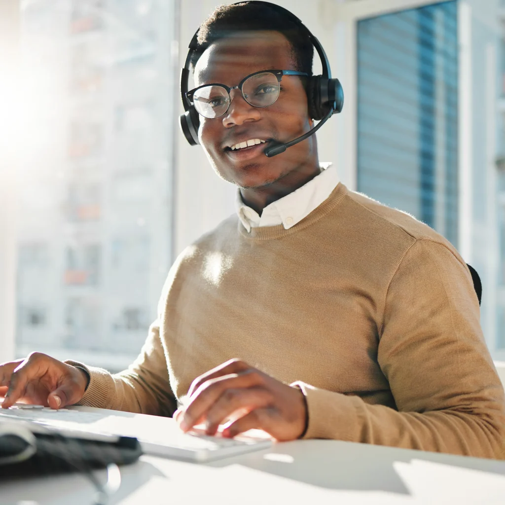 Mitarbeiter mit Headset am Bildschirmarbeitsplatz